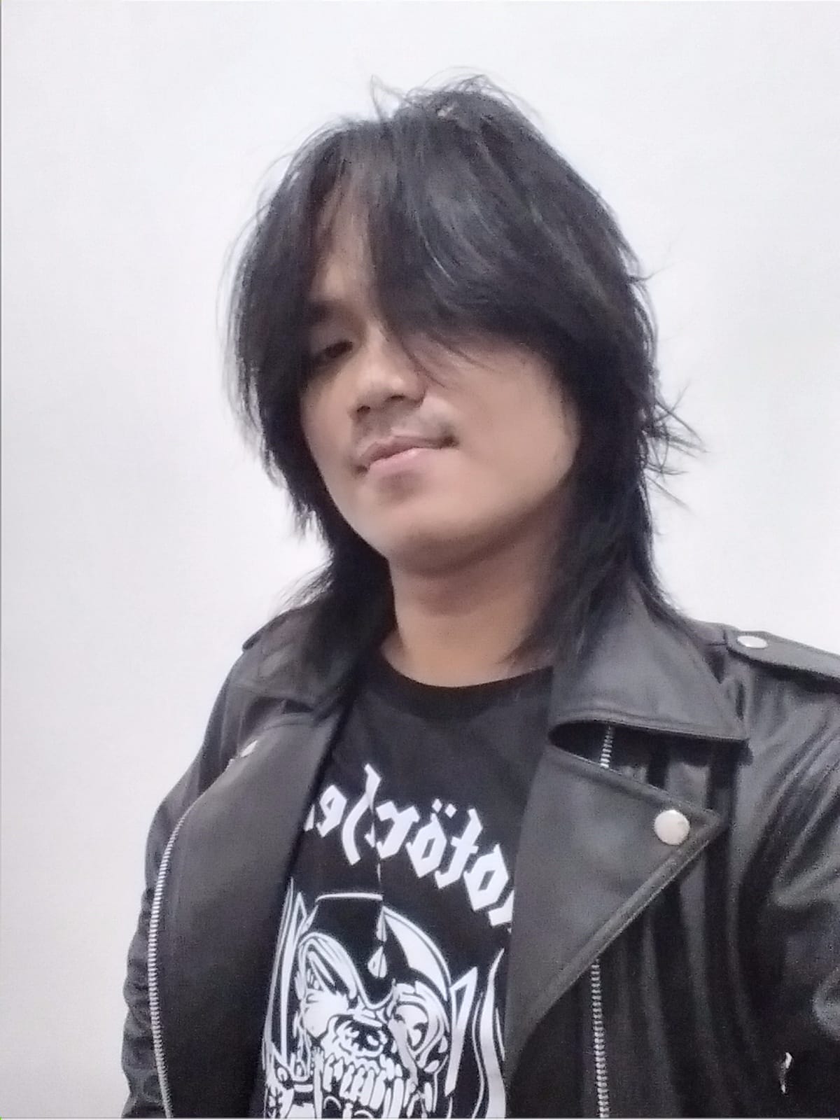 Penggemar musik rock dan metal era 80-an yang memiliki ketertarikan kuat pada dunia bisnis dan analisis pasar, khususnya dalam industri kedai kopi.